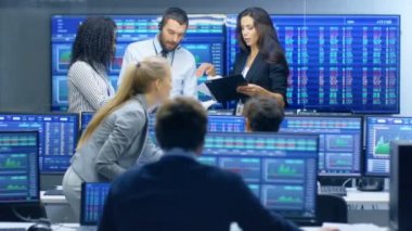 Tüccarlar çok etnik gruptan oluşan ekibimiz başarılı gün Borsa ofiste var. Bayiler ve Broker satın almak ve satmak hisse senetleri piyasasında, onlar kutlayın karlı hareket. Monitörler ilgili Infographics, veri ve sayıların görüntüsünü.