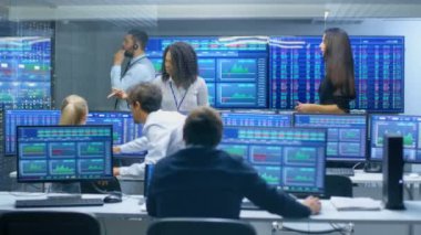 Tüccarlar çok etnik gruptan oluşan ekibimiz başarılı gün Borsa ofiste var. Bayiler ve Broker satın almak ve satmak hisse senetleri piyasasında, onlar kutlayın karlı hareket. Monitörler ilgili Infographics, veri ve sayıların görüntüsünü.