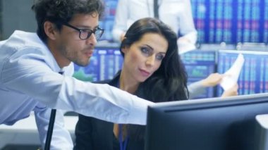Profesyonel Broker Menkul Kıymetler Borsası tüccar onun iş istasyonunda danışır. Meşgul satış ve satın alma stokları piyasada Menkul Kıymetler Borsası ofisinde çok etnik gruptan oluşan takımıdır. Görüntüler ilgili verileri numaralarını göster.