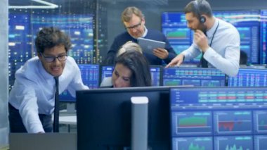 Çok etnik gruptan oluşan ekip, stok tüccarlar Menkul Kıymetler Borsası firma ofiste yoğun satış ve satın alma tahvil ve hisse var. Onlar başarılı yapılan anlaşma ve kutlamak.