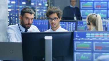 Profesyonel Broker Menkul Kıymetler Borsası tüccar onun iş istasyonunda danışır. Meşgul satış ve satın alma stokları piyasada Menkul Kıymetler Borsası ofisinde çok etnik gruptan oluşan takımıdır. Görüntüler ilgili verileri numaralarını göster.