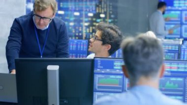 Deneyimli Menkul Kıymetler Borsası tüccar çırağı iş istasyonunda danışır. Meşgul satış ve satın alma stokları piyasada Menkul Kıymetler Borsası ofisinde çok etnik gruptan oluşan takımıdır. Görüntüler ilgili verileri numaralarını göster.