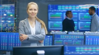 Başarılı kadın stok tüccar silah ve kamera gülümsüyor haçlar. Arka planda borsa Office tüccarlar, brokerlar ve satış ve hisse senedi satın alıyor Bayi ile meşgul. Görüntüler numaralarını göster.