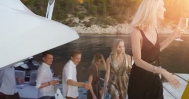 Genç kız ve erkek Fahionable giysileri bırakın yat partisi içinde şirketi. Deniz kenarındaki güzel görünümü ve mutlu insanlar.