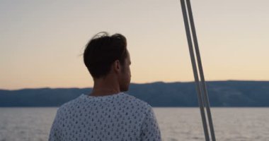 Felsefi bir yatta günbatımı hayran bir düşünme adamın arkadan görünüm.