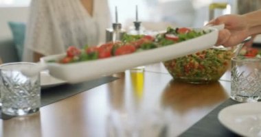 Garson tablo ile diğer sağlıklı yemekler taze mevsim salata bir kase ayarlar.