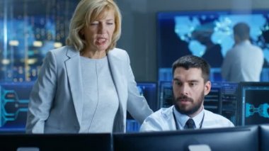 İçinde belgili tanımlık sistem bölümü izleme Oda Başkanı operatör çalışmalarını kontrol eder. Arka plan emekçilerin ve ilgili teknik verileri gösteren monitör.