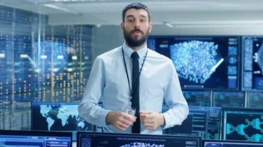 İçinde belgili tanımlık dünya en iyi makine tesis bilim adamı heyecanla öğrenme üzerinde çalıştığı proje açıklar. Arka plan gösterir ekranlar Neural ağ çalışma ile / yapay zeka.