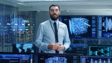 Yapay zeka Laboratuvarı bilim adamı heyecanla mühendislik proje üzerinde çalışıyor açıklar. Arka plan ekranlar yüksek teknolojili futuristik tasarımlarıyla gösterir.