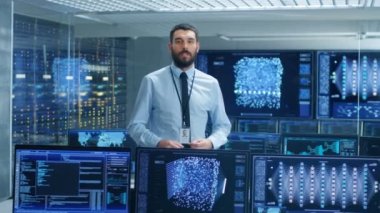 Yapay zeka araştırma tesisi bilim adamı görüşmelere kameranın içine onun projesi hakkında. Arka plan ekranlar yüksek teknolojili futuristik tasarımlarıyla gösterir.