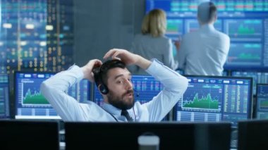 Menkul Kıymetler Borsası tüccar kulaklýklý mikrofon üzerinde büyük müşteri ile bir anlaşma yapar. O diğer brokerleri ile çalışıyor ve Surround bilgisayar grafik ve Ticker numaraları ekranlarında.