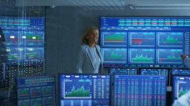 Üst Yöneticisi borsa ameliyathane tüccarlar ve Broker tebrik geçer. Odam tam bir monitör gösterilen ilgili Ticker numaraları ve grafikler.