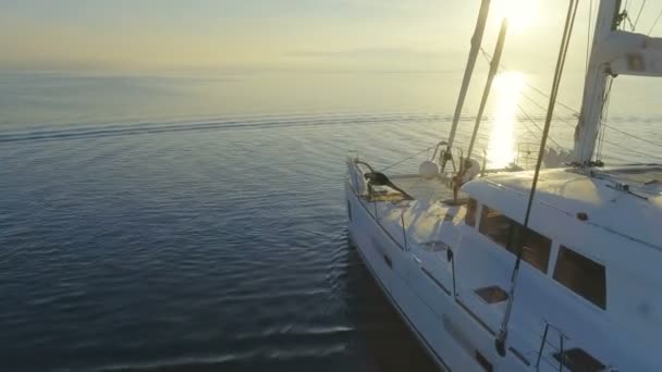 Vue Aérienne Trois Magnifiques Femmes Faire Yoga Matin Sur Bateau — Video