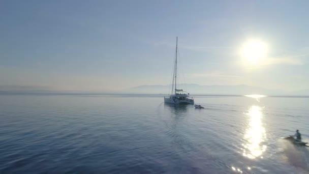 Aerial View White Sailing Catamaran Yacht Jet Ski Driving Vremea — Videoclip de stoc