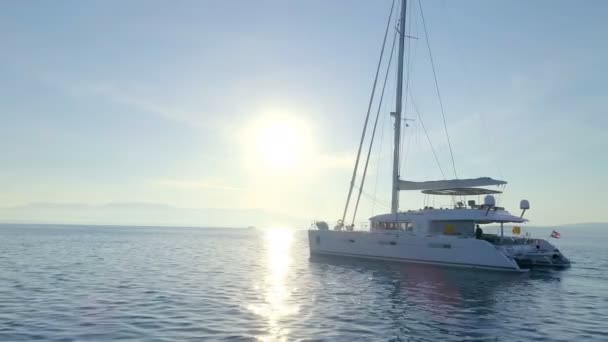 Luchtfoto Van Witte Catamaran Zeiljacht Jetski Rijden Door Mooi Weer — Stockvideo