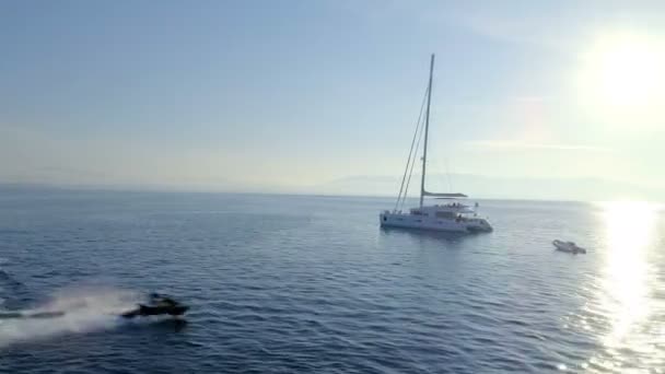 Luftaufnahme Der Weißen Segel Katamaran Jacht Und Des Jetski Fahrens — Stockvideo