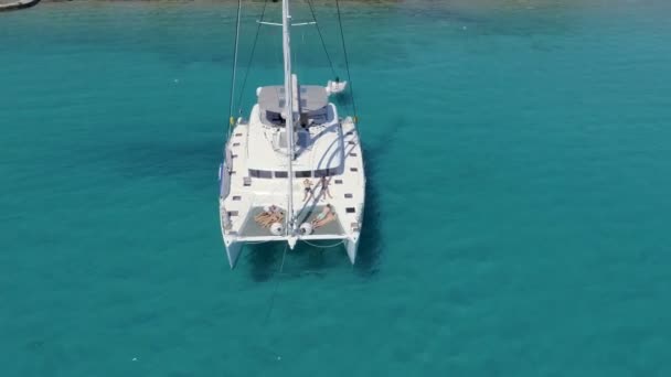 Flybilde Katamaransk Yacht Med Solbading Dekket Båt Står Azure Sea – stockvideo