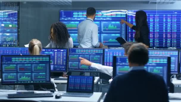 Multi Etnische Team Werkt Drukke Kantoor Stock Exchange Handelaars Makelaars — Stockvideo