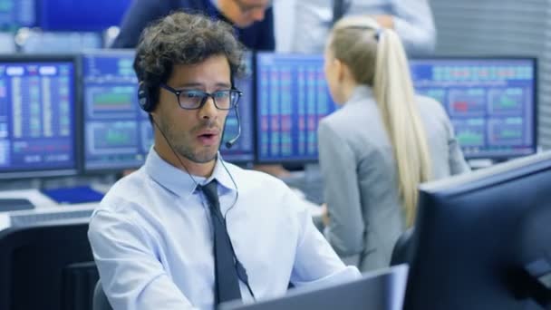 Stock Trader Fazendo Vendas Com Fone Ouvido Background Stock Exchange — Vídeo de Stock