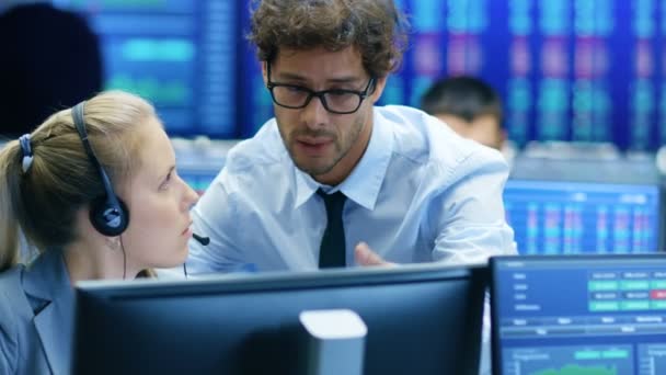 Experienced Stock Exchange Trader Teaches His Apprentice Her Workstation Multi — Stock Video