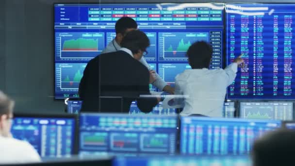 Tre Esperti Stock Traders Parlare Affari Documenti Consulenza Discutere Sui — Video Stock