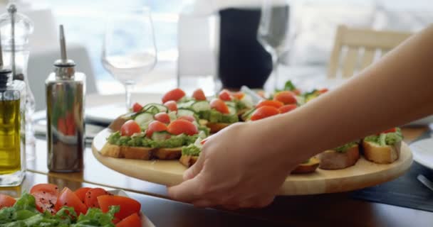 Camarero Sirve Hermosos Bocadillos Aguacate Orgánico Bruschetta Una Bandeja Madera — Vídeos de Stock