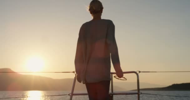 Bella Giovane Donna Mette Passeggiate Sul Ponte Uno Yacht Mette — Video Stock