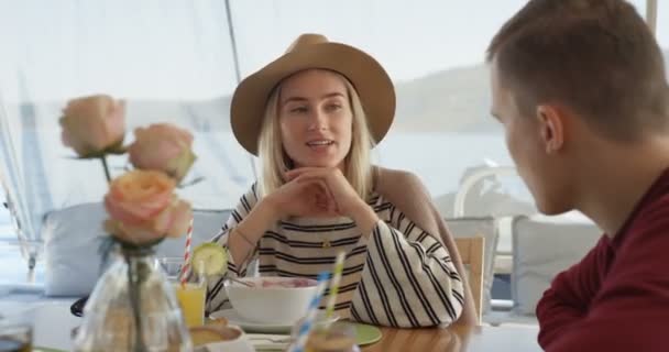 Casal Jovem Conversando Enquanto Toma Café Manhã Iate Pessoas Bonitas — Vídeo de Stock