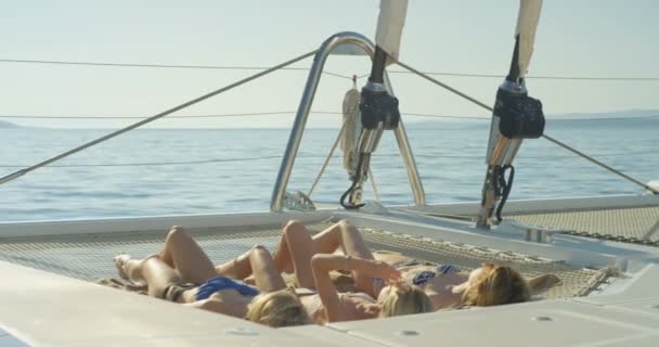 Trois Belles Jeunes Femmes Bronzant Sur Pont Yacht Superbe Slim — Video