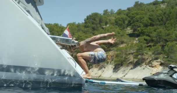 Slow Motion Shot Atletisk Ung Man Gör Backflip Havet Från — Stockvideo