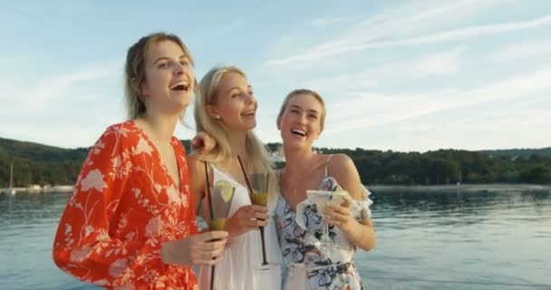 Drei Schöne Junge Frauen Sommerkleidern Trinken Cocktails Auf Einer Jacht — Stockvideo