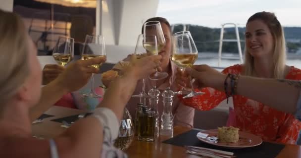 Gruppe Erfolgreicher Junger Leute Essen Desserts Auf Einer Jacht Ist — Stockvideo