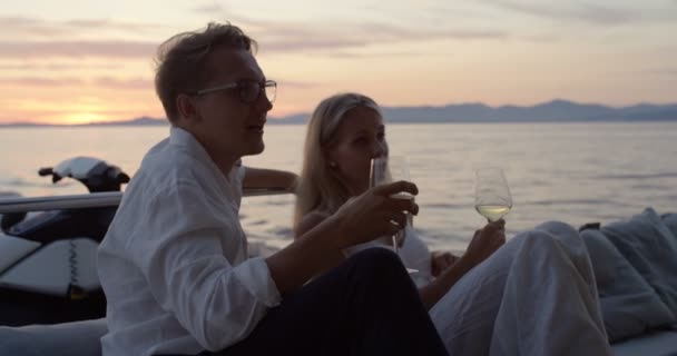 Young Couple Talk Buvez Champagne Arrière Bateau Mouvement Ils Ont — Video