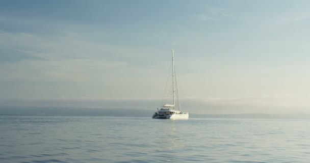Catamarán Blanco Yate Navegando Hermoso Mar Azul Con Tierra Fondo — Vídeo de stock