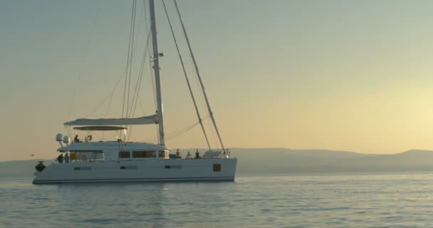 Seitenansicht Einer Weißen Katamaran Segeljacht Und Menschen Die Sich Auf — Stockvideo