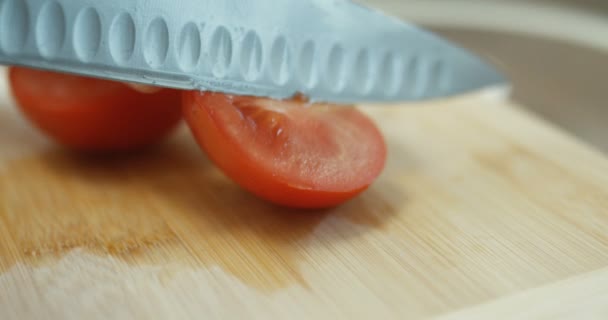 Primer Plano Una Persona Cortando Tomate Con Cuchillo Afilado Una — Vídeo de stock