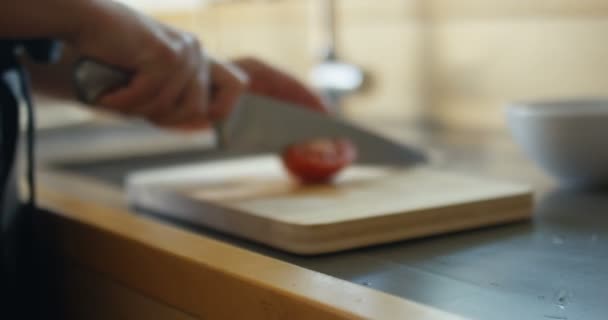 Close Tiro Uma Pessoa Cortando Tomate Com Faca Afiada Uma — Vídeo de Stock