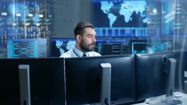 Centro Controle Sistema Operador Técnico Monitora Monitores Sua Estação Trabalho — Vídeo de Stock