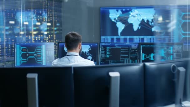 Monitorovací Místnosti Technické Obsluhy Pozorně Sleduje Stabilitu Systému Obklopen Obrazovky — Stock video