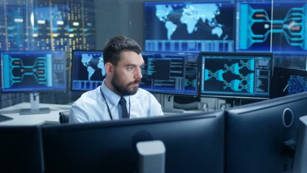 Operador Sala Monitoramento Observa Estabilidade Sistema Movendo Rapidamente Monitor Para — Vídeo de Stock