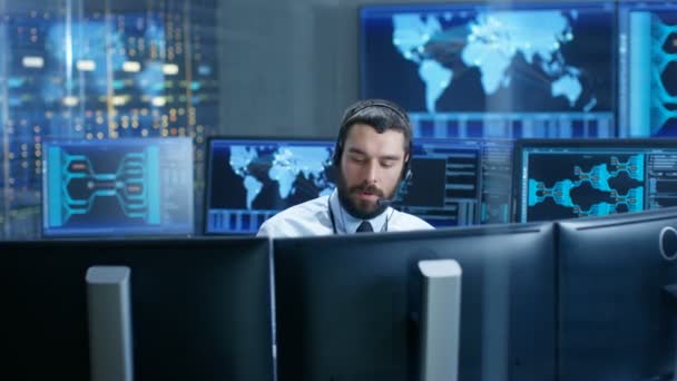System Überwachungsraum Dispatcher Spricht Headset Beobachter Ordnungsgemäße Funktionsweise Der Anlage — Stockvideo