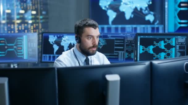 Nel System Monitoring Room Dispatcher Parla Cuffia Osservatori Corretto Funzionamento — Video Stock