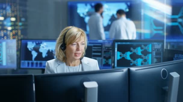 Systemövervakning Rumsregleringen Kvinnliga Dispatcher Rätta Systemet Fungerar Bakgrunden Människor Arbetar — Stockvideo