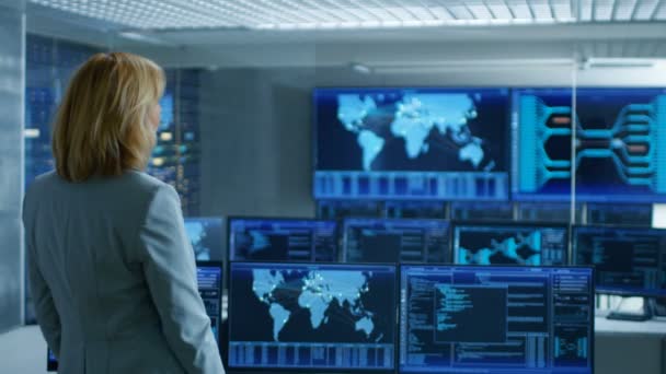 System Control Room Kvinde Leder Afdelingen Krydser Arme Tænker Stående – Stock-video
