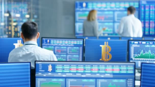 股票市场显示了加密货币和它的市场价值 在后台工作的人销售和购买债券 — 图库视频影像