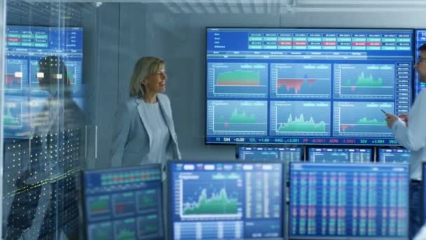 Top Manager Betritt Den Operationssaal Der Börse Und Begrüßt Händler — Stockvideo