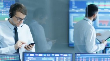 İzlenecek yol borsa firma tüccarlar müşteri, kağıtları, Ticaret hisse senedi ve tahvil ile çalışma. Tam insanlar, ekranlar gösterilen grafikleri ve Ticker numaraları odam.