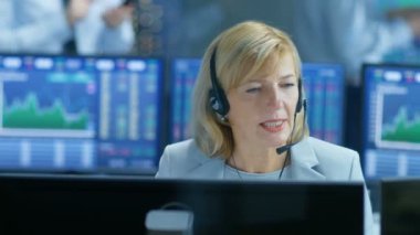 İzlenecek yol borsa firma tüccarlar müşteri, kağıtları, Ticaret hisse senedi ve tahvil ile çalışma. Tam insanlar, ekranlar gösterilen grafikleri ve Ticker numaraları odam.