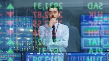 Borsa en iyi tüccar öngörülen Ticker numaraları ve grafikler çalıştıran, analiz veri en iyi yapmak için satmak görünüyor. Onun arkasında ekranlar ve istatistik dolu Oda.