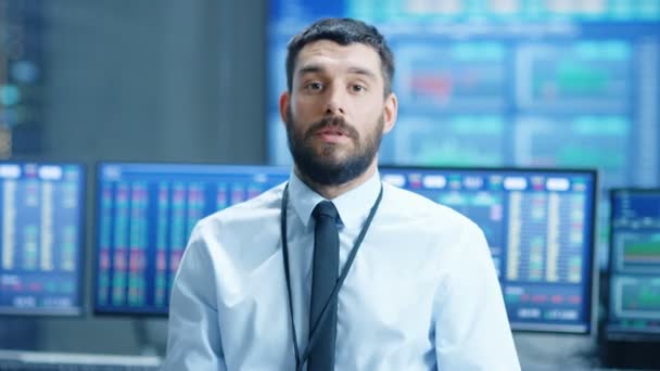 Professionele Stock Market Trader Praat Charismatically Camera Achter Hem Computerschermen — Stockvideo